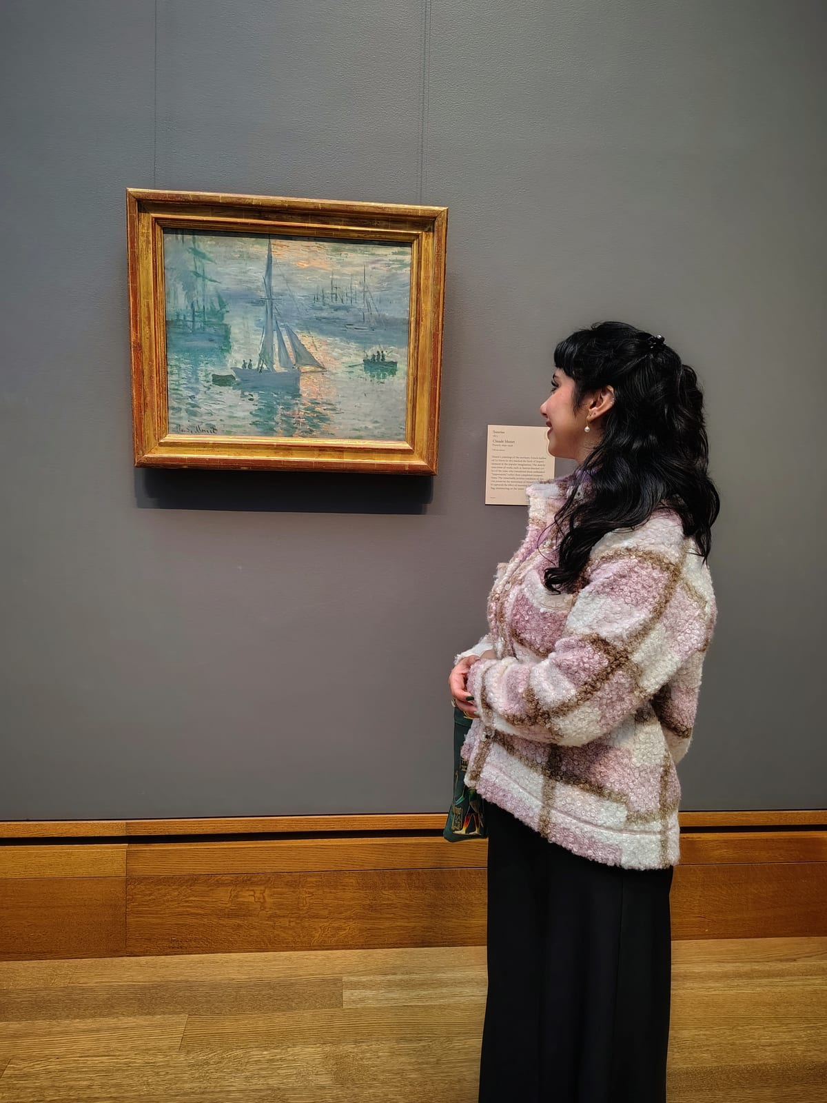 Stefania Díaz observando una obra en una sala de museo.