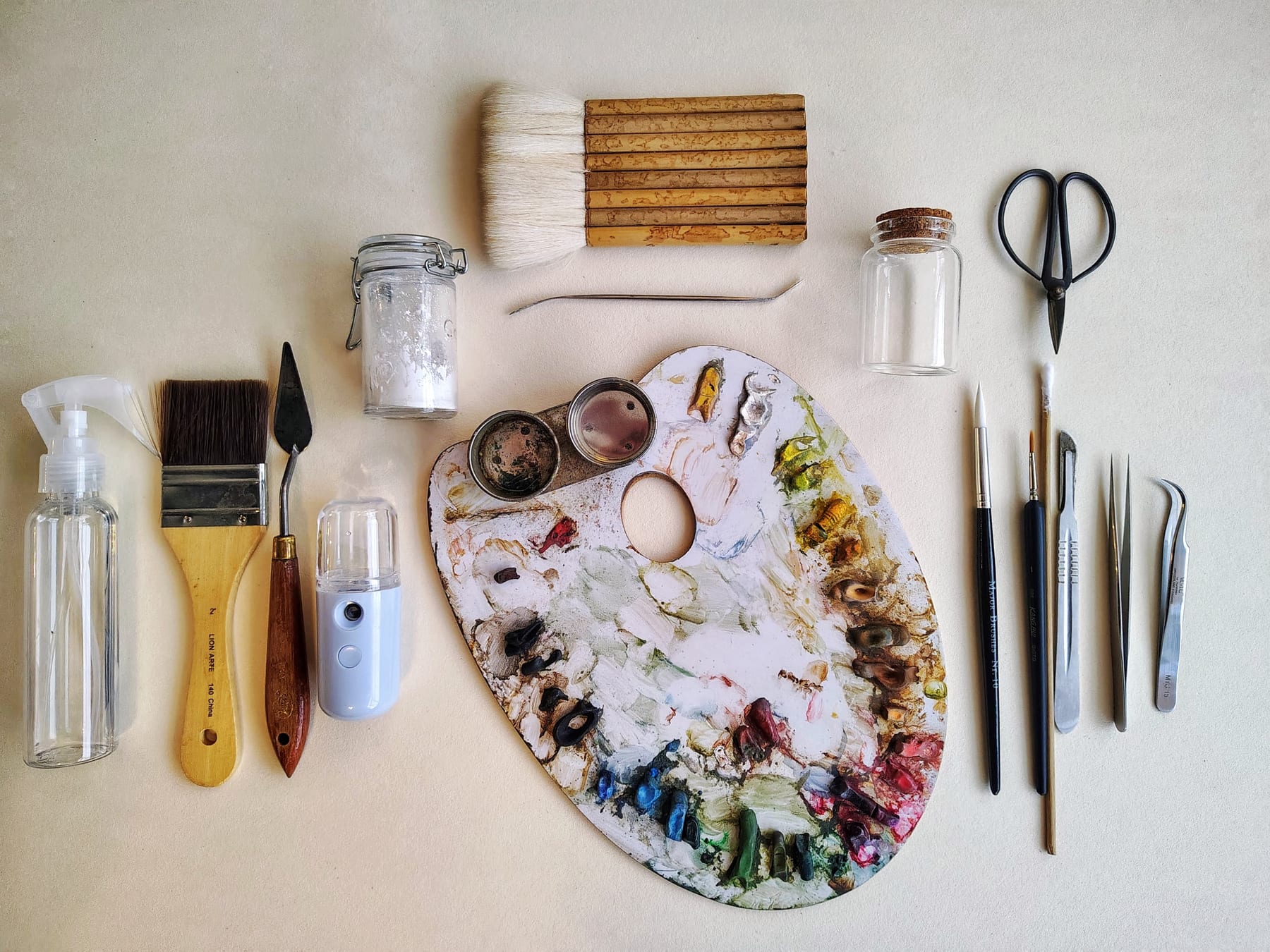 Herramientas de conservación y restauración dispuestas sobre la mesa de trabajo.
